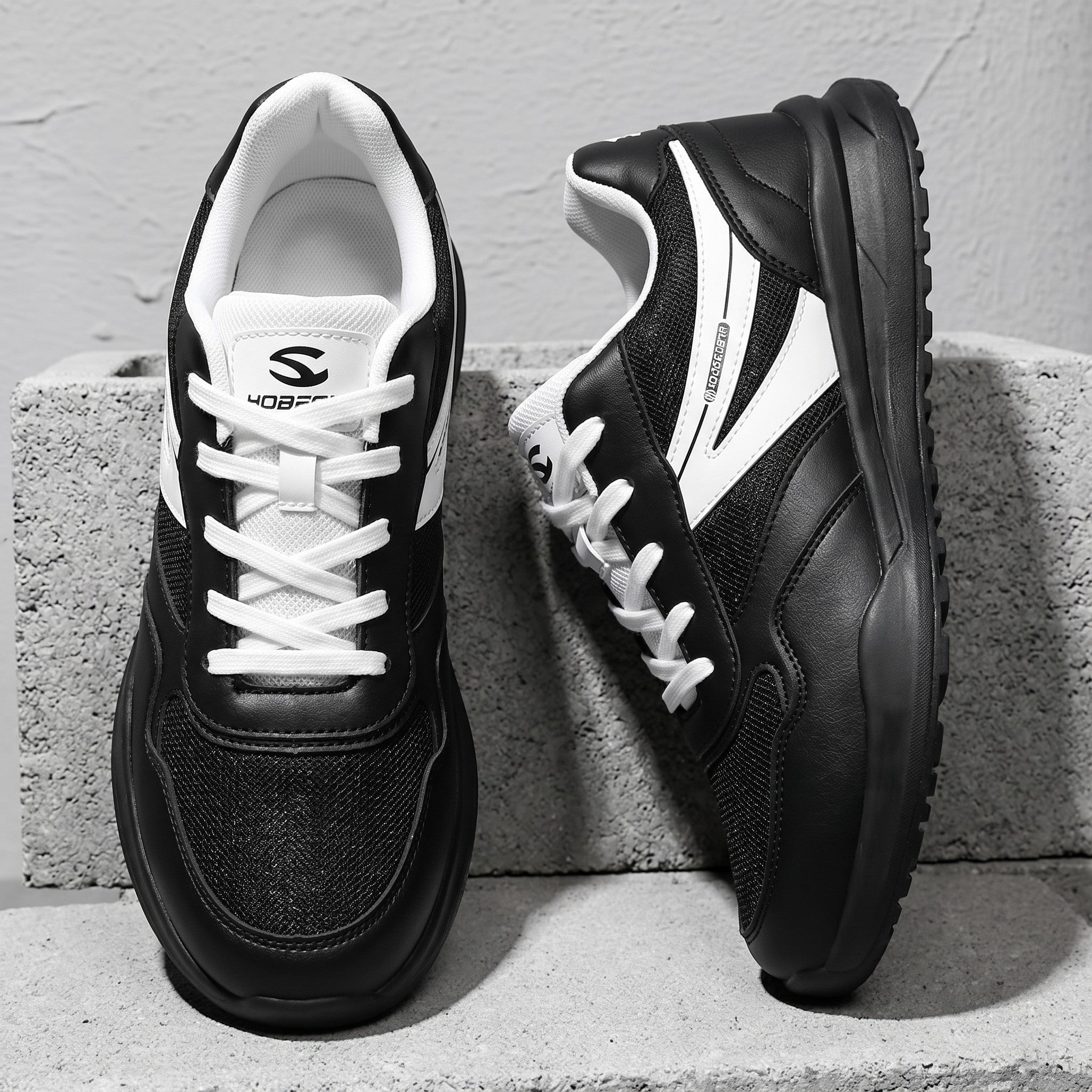 LIGHTWEIGHT WIDE TOE TRAINERS