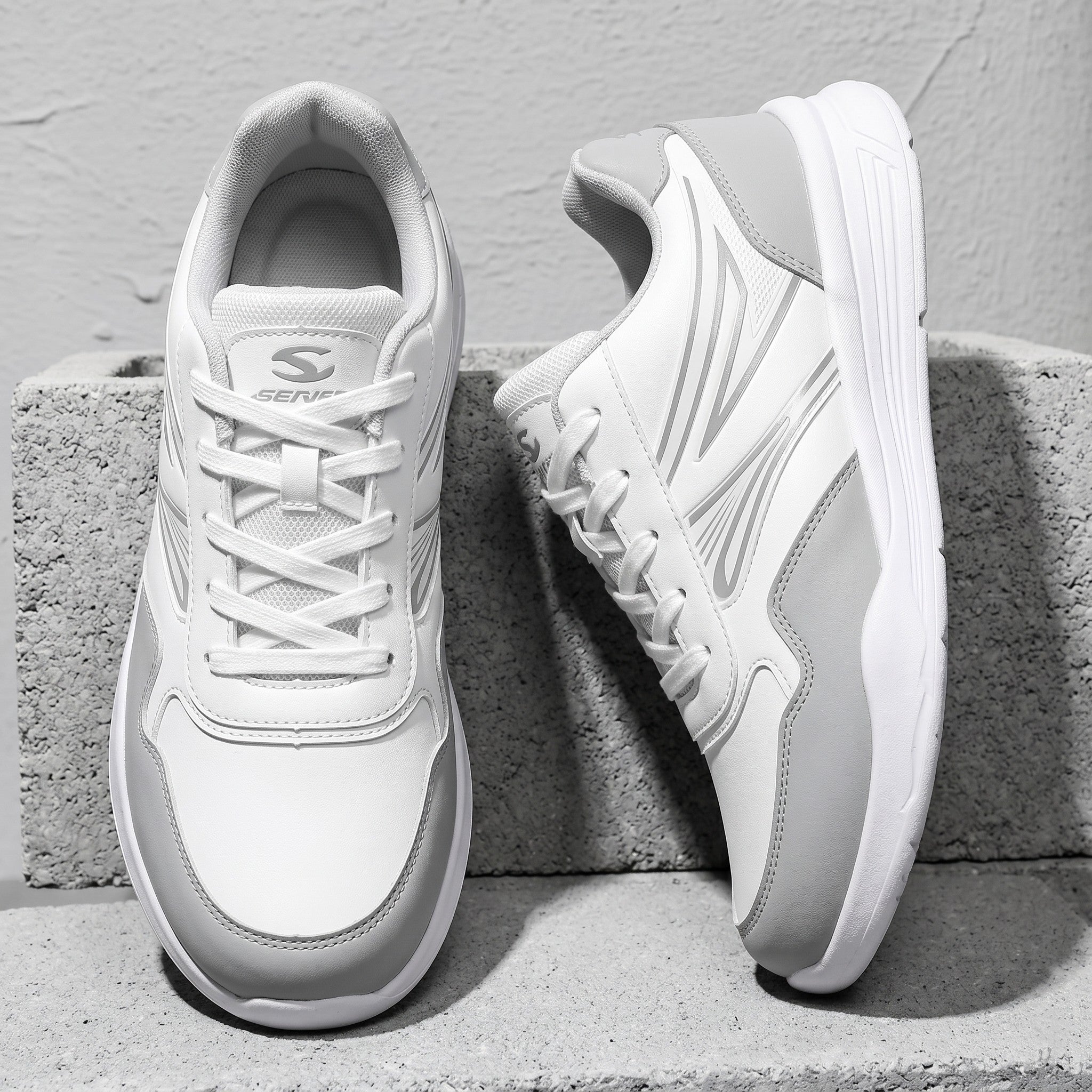 LIGHTWEIGHT WIDE TOE TRAINERS